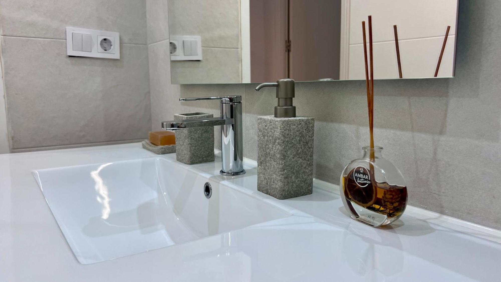 Apartment Cool, Modern And Snug 3br Peachy Málaga